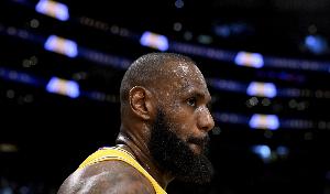 下個月就滿41歲了！詹姆斯賽季首秀砍下兩雙 NBA歷史最老