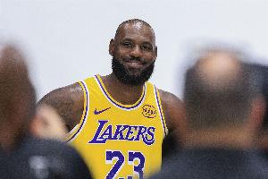 賞心悅目！老詹賽季首秀送出12助攻 傳球+投射隨隨便便打到45歲？