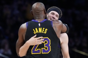 大膽??老詹采訪時里夫斯插話：很棒的G聯(lián)盟球員 G聯(lián)盟培養(yǎng)了他