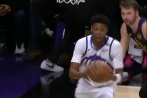 貝利一步過掉東契奇雙手暴扣！美媒：077直接目送對手扣籃