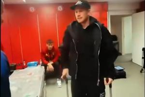 心系球隊！比利時取勝即出線，34歲德布勞內(nèi)拄雙拐現(xiàn)身球隊更衣室