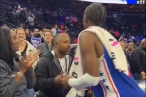 淚目！哈登絕殺三分被打手心情不佳??仍穿越人海擁抱馬克西母親