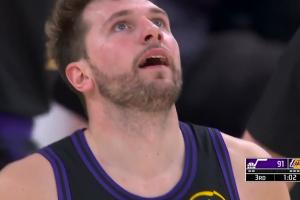 全場高呼MVP！東契奇三分轟進(jìn)再來神奇2+1！三節(jié)已砍37分！