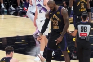 里夫斯投進(jìn)3+1倒地 詹姆斯數(shù)手指卡節(jié)奏慶祝后拉起擁抱