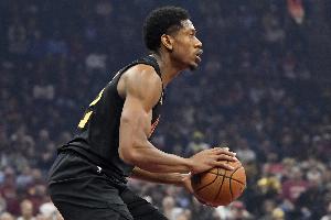 還是你穩(wěn)定！亨特半場(chǎng)5中4&三分4中3拿全隊(duì)最高11分 另有3板