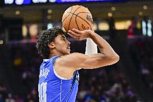 中規(guī)中矩！克里斯蒂10中5&三分6中3拿到15分7板 出現(xiàn)3失誤