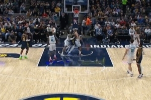 另類3+1！賈雷斯·沃克命中三分同時(shí) 小橋籃下推倒赫夫送加罰