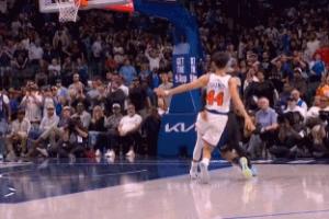 戰(zhàn)術(shù)很好但是！獨行俠后場連續(xù)短傳 布威沖刺前場絕平但進攻犯規(guī)