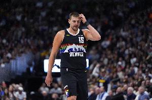 差點(diǎn)“四雙”！約基奇18中10砍28+11+12+9失誤+6犯離場(chǎng)提前下班