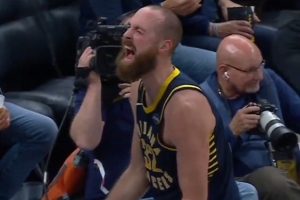 技驚四座！赫夫虛晃后突破 直接單臂滑翔隔扣卡爾克布倫納！