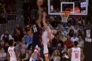 險(xiǎn)些十佳！阿倫空切暴起勢(shì)大力沉掄扣扣翻申京 裁判吹罰進(jìn)攻犯規(guī)