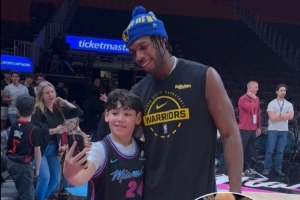 熱火小球迷舉牌：生日愿望是和希爾德自拍！希爾德看到并主動合影