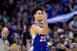 破荒！麥凱恩中投得手興奮慶祝 拿到自己本賽季首分