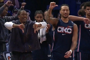 這氛圍！卡魯索快攻不扣籃 雷霆替補席集體弱爆了??招呼