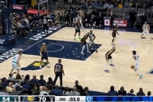 這么抽象了嗎？半場結(jié)束前最后一攻 三球突破拉桿上空籃沒中