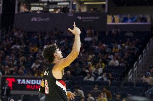 賺到了！阿夫迪亞強(qiáng)攻不中 隨后空位三分穿針扳平比分