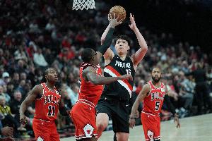 ??還得練??！楊瀚森出戰(zhàn)7分56秒 4中1拿2分2板1助 下半場略迷失