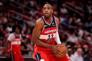 還有油！米德?tīng)栴D10中6得到13分6板2助1帽 末節(jié)5中4得9分