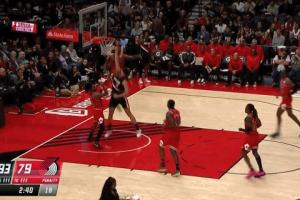 ??楊瀚森外線干擾好防 快攻接球沒接穩(wěn) 運球再起被大帽扇飛