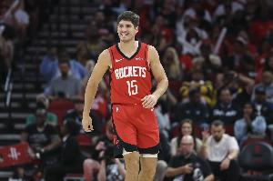 游刃有余！謝潑德上半場(chǎng)13分鐘6中4砍下10分 正負(fù)值+14全場(chǎng)最高