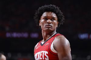 防守在線！阿門14中6拿到12分9板6助4斷 正負(fù)值+8