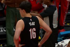 慢了！楊瀚森要球低位背打 運了兩下球直接被刀走