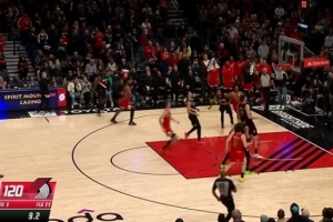 戲劇性？！科比·懷特關(guān)鍵傳球直接給對(duì)手 但回頭一個(gè)三分追至1分