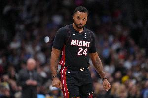 末節(jié)8中7得17分！鮑威爾：這始于德魯·史密斯 他的無(wú)私帶動(dòng)球隊(duì)