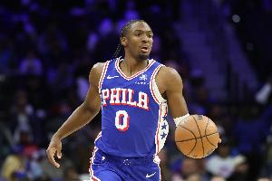 太橫了！馬克西追身超遠三分洞穿籃心 率領76人打出8-0反超比分