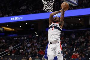 是有天賦的！惠特摩爾中路切入滑翔劈扣打成2+1