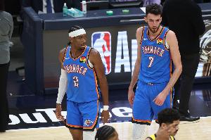 扣爽了！霍姆格倫掩護(hù)后再下順 接亞歷山大助攻單臂劈扣！