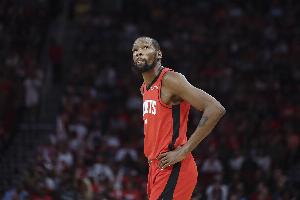 離譜！杜蘭特持球進攻 自己將球運到腳上失誤交出球權