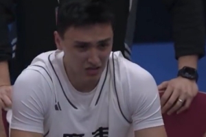 廣東全運男籃U22組別奪冠！被替換下場的于米提在替補席激動落淚