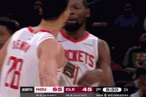 申京勾手打進(jìn)興奮和杜蘭特壯胸慶祝 后者沒(méi)準(zhǔn)備好被撞一趔趄??