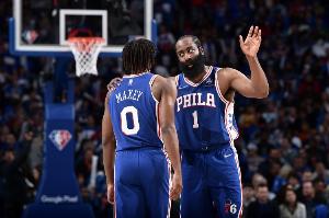 馬克西：哈登在76人犧牲很大 他來(lái)的第一天就一直鼓勵(lì)我打出風(fēng)格