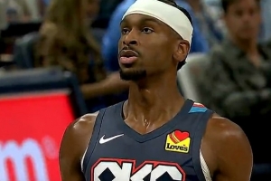 這怎么防？！亞歷山大突破對抗拉文 隨手一拋打板命中2+1！