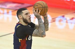 很關(guān)鍵！鮑爾第三節(jié)命中2記三分砍下7分 幫助騎士兇猛追分