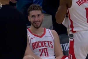 好險(xiǎn)~差點(diǎn)當(dāng)背景！裁判確認(rèn)阿倫隔扣進(jìn)攻犯規(guī) 申京毛巾一扔笑了~