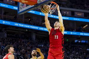 夠強硬！克林根跟進拿到前場籃板 人群中暴起扣籃