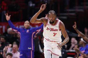 泰厄斯·瓊斯：人們對(duì)KD的領(lǐng)導(dǎo)力有些說(shuō)法 但領(lǐng)導(dǎo)方式不是唯一的