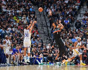 庫里比賽時(shí)仍穿UA 但他現(xiàn)在能穿任何品牌&也能夠簽約任何品牌