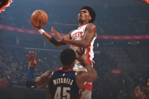 5連勝！火箭官方發(fā)布贏球海報：阿門力壓米切爾上籃登上封面