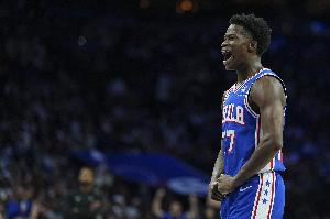 風(fēng)卷殘?jiān)?！埃奇庫姆一條龍反擊 連續(xù)過人起飛雙手暴扣打停猛龍