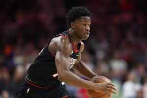 摧枯拉朽！76人搶斷反擊 埃奇庫(kù)姆起飛滑翔雙手暴力灌筐