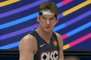 防守千瘡百孔！杰林威內(nèi)線背打引包夾 卡爾森溜底線空接暴扣！