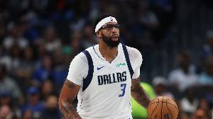 絕平被吹犯規(guī)！美媒調(diào)侃：聯(lián)盟希望獨(dú)行俠馬上交易濃眉并擺爛