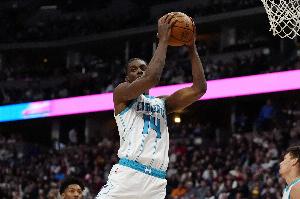 我還你一個！迪亞巴特順下大三步 單臂隔扣以賽亞·杰克遜！