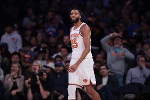 看著都疼！米卡爾·布里奇斯防守被肘翻 裁判回看后沒升級