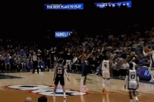 就差一點(diǎn)點(diǎn)！拉文后場超遠(yuǎn)折疊壓哨三分打板命中 可惜先超時