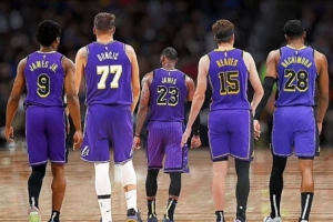 角色大轉(zhuǎn)變！美媒曬照：昔日雛鷹已展翅翱翔 詹姆斯欣然退居幕后